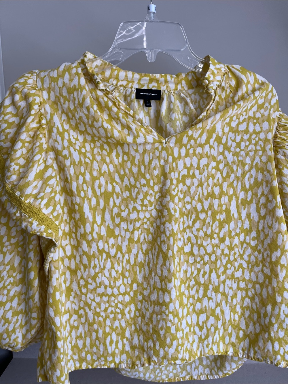 Who What Wear Yellow and White Dotted V-Neck Puff Sleeve Blouse